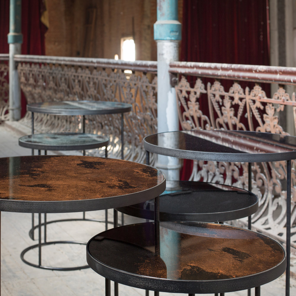 Tables basses gigognes avec plateau miroir et structure en métal noir NESTING Ethnicraft