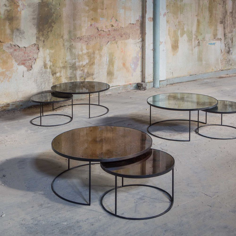 Tables basses Ethnicraft avec plateau miroir et structure en métal noir NESTING