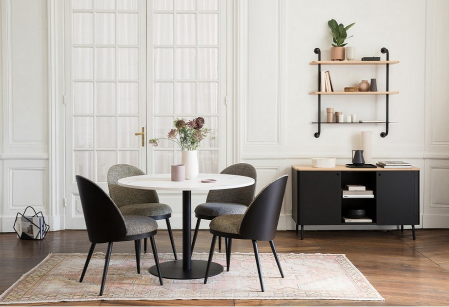 Chaises en tissu Lili, buffet niche Edgar, porte-vues Phileas et Etagère Edgar RESISTUB