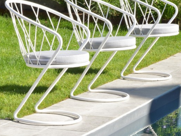 Chaises blanches en métal avec coussin Korbeill RESISTUB