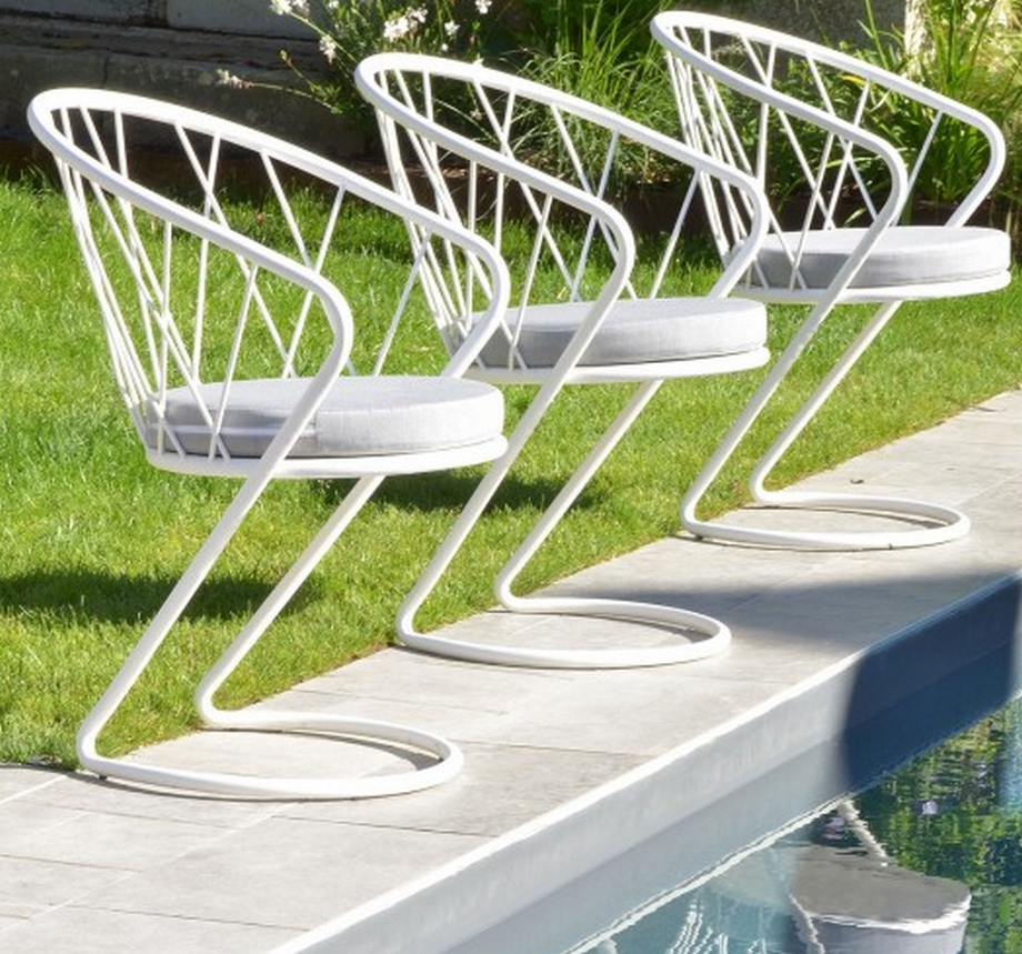 Chaises blanches en métal avec coussin Korbeill RESISTUB