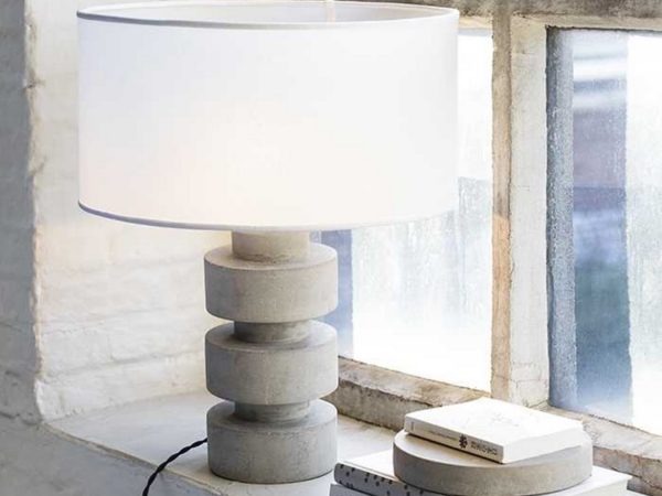 serax-lampe-a-poser-beton-abat-jour-blanc-label-maison-nantes