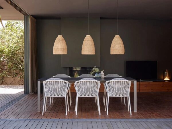La table et les chaises de la collection Baga pour meubler l'extérieur au printemps