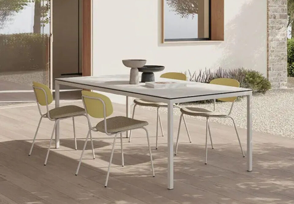 La table et les chaises Vairea de Musola pour meubler l'extérieur